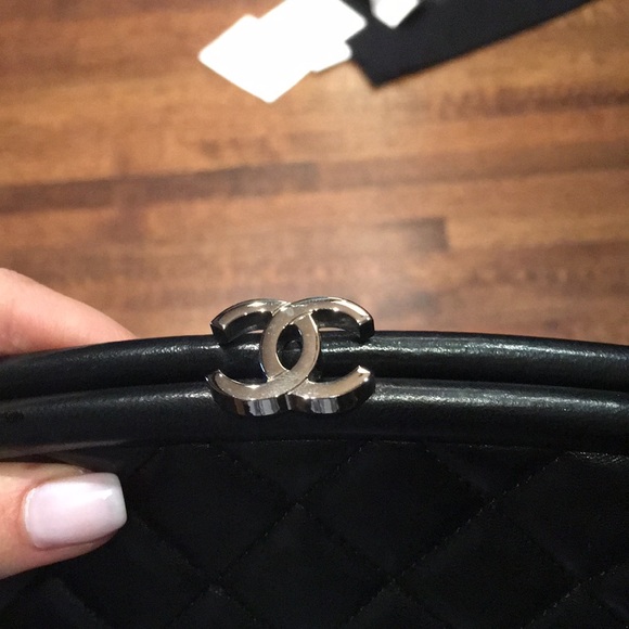 CHANEL LEATHER QUILTED CLUTCH - Picture 4 of 5